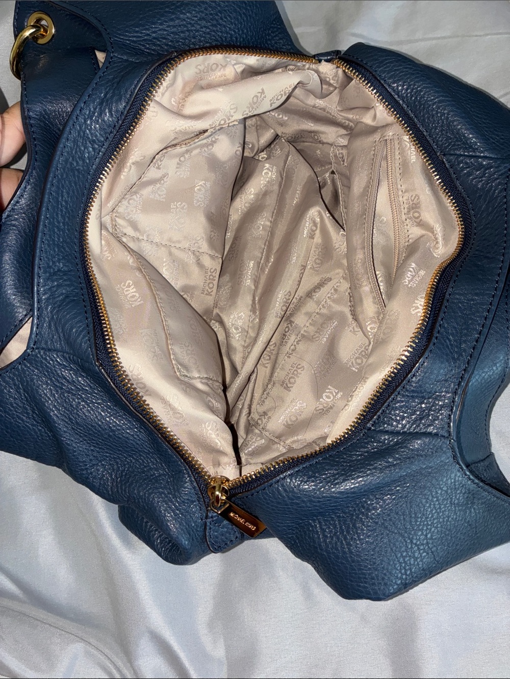 Michael Kors Navy Pebbled Leather Shoulder Bag with Gold Hardware - Picture 4 of 6